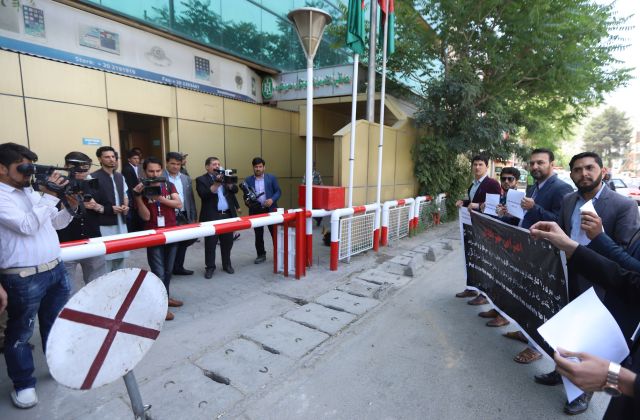 Periodisras afganos participan en una protesta con motivo de la celebración del Día Mundial de la Libertad de Prensa en Kabul, Afganistán, hoy, 3 de mayo de 2018. EFE/ Jawad Jalali