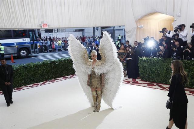 Katy Perry llega a la alfombra roja del Costume Institute Gala / Foto Justin Lane - EFE