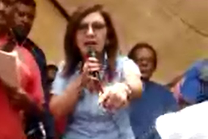 Jacqueline Farías mandó a retirar a la prensa de protesta oficialista y manifestantes se opusieron (Video)