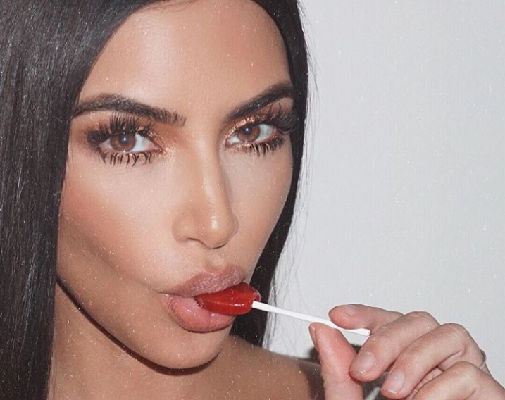 ¡Mostrándolo todo! Kim Kardashian se desnudó en Instagram para promocionar su perfume