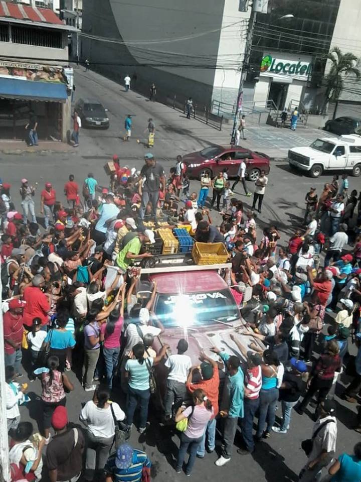 ¡Campaña de hambre! Esto fue lo que repartieron previo al acto de Maduro en Charallave (Fotos y Videos)