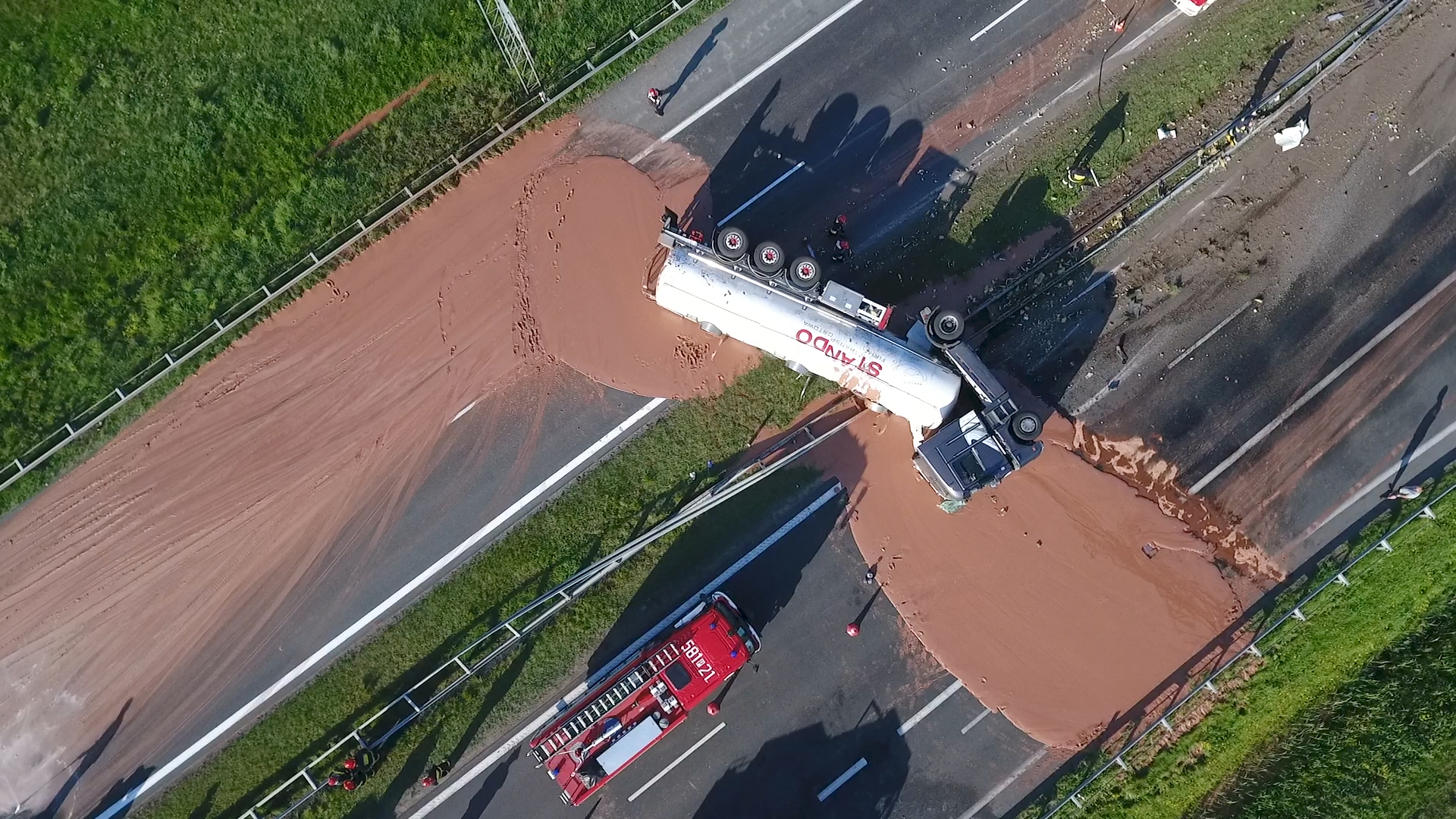 Camión cisterna se volcó en una autopista y dejó un río de chocolate caliente (fotos)