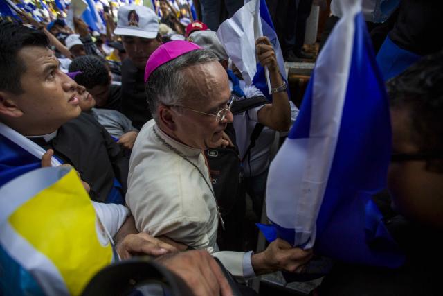 NI6018.MANAGUA (NICARAGUA), 28/04/2018.- El obispo Silvio Báez (c), es escoltado hacia una tarima en la catedral de Managua el, 28 de abril de 2018, durante una marcha en demanda de justicia para los jóvenes que fueron asesinados en las pasadas manifestaciones en Managua (Nicaragua). EFE/Jorge Torres