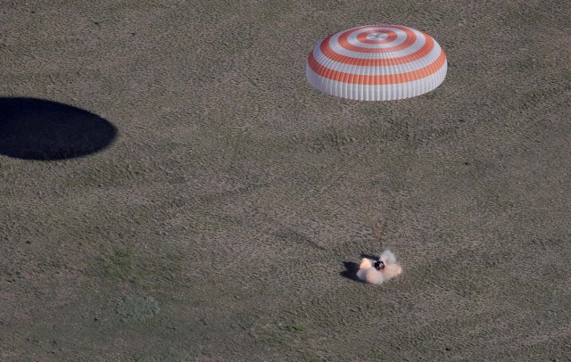 La cápsula Soyuz MS-07 con la tripulación del Norishige Kanai de Japón, Anton Shkaplerov de Rusia y Scott Tingle de EE. UU. Desciende debajo de un paracaídas justo antes de aterrizar en un área remota a las afueras de la ciudad de Dzhezkazgan (Zhezkazgan), Kazajistán 3 de junio. 2018. Dmitri Lovetsky / Pool a través de REUTERS