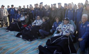 Tres astronautas de la ISS vuelven a la Tierra con un balón para el Mundial (Fotos)