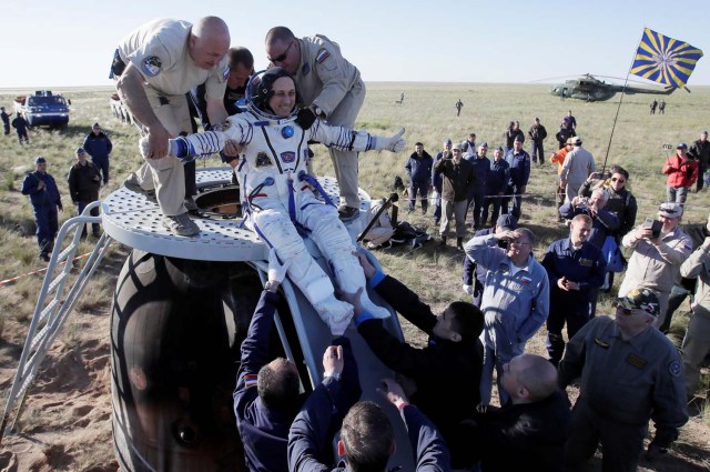 El personal de tierra ayuda a Anton Shkaplerov de Rusia a salir de la cápsula espacial Soyuz MS-07 poco después de aterrizar en un área remota a las afueras de la ciudad de Dzhezkazgan (Zhezkazgan), Kazajistán el 3 de junio de 2018. Dmitri Lovetsky / Pool vía REUTERS