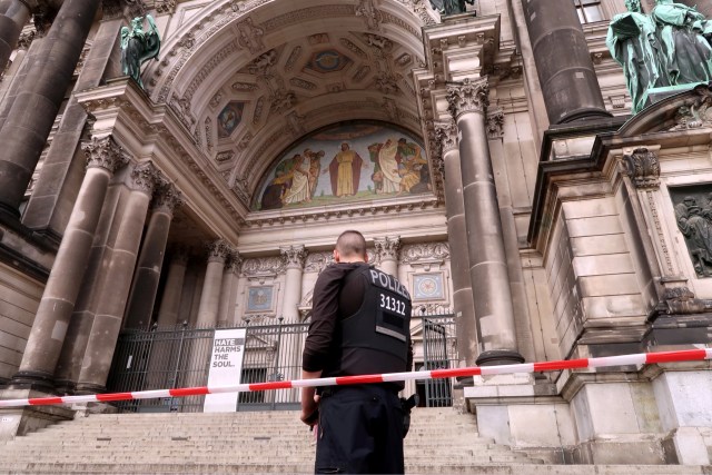 Un policía vigila cerca de una de las entradas de la catedral de Berlín luego de que un agente le disparó a una persona dentro del edificio en Berlín, Alemania, 3 de junio de 2018. REUTERS/Fabrizio Bensch