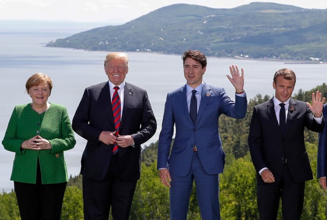 Los líderes de los países del G7 posan en una foto de grupo en la cumbre de La Malbaie, en Canadá. 8 de junio de 2018. REUTERS/Yves Herman - HP1EE681ICY3A