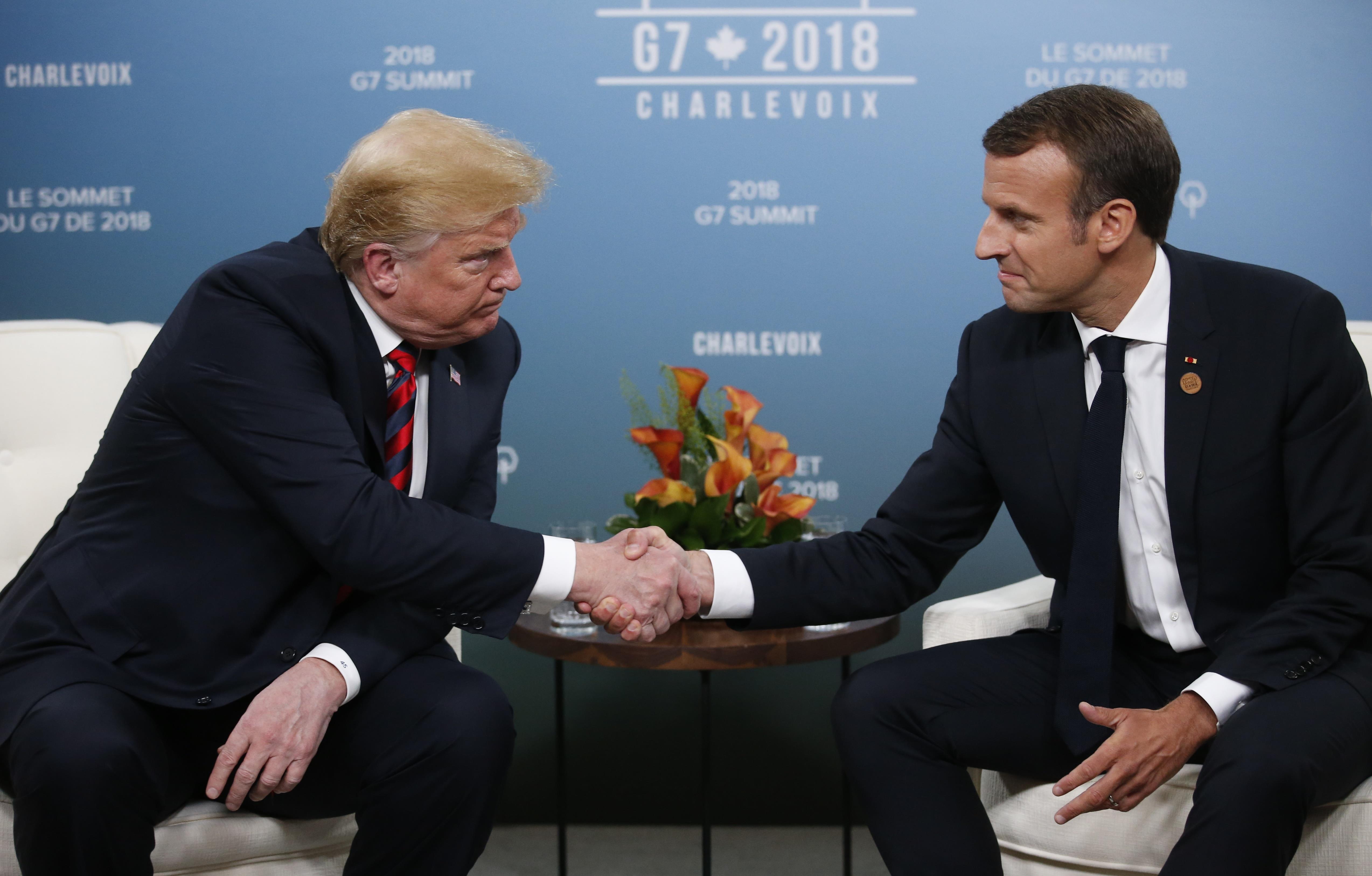 Tensión en el G7: Macron dejó su pulgar marcado tras un duro apretón de manos con Trump (Fotos)
