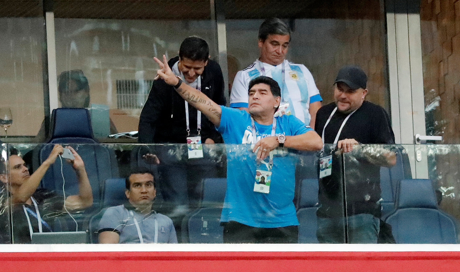 Maradona es único, pero él también debe mostrar respeto en los estadios, dice la FIFA