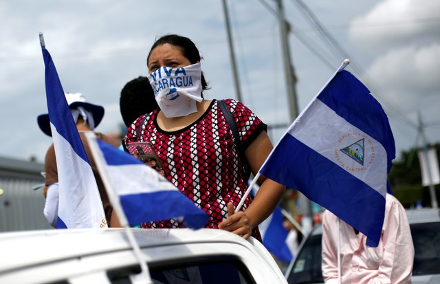 Una manifestante lleva banderas nacionales durante una protesta en Managua contra el Gobierno del presidente Daniel Ortega, Nicaragua, 10 de junio de 2018. REUTERS/Jorge Cabrera - RC185EA14230