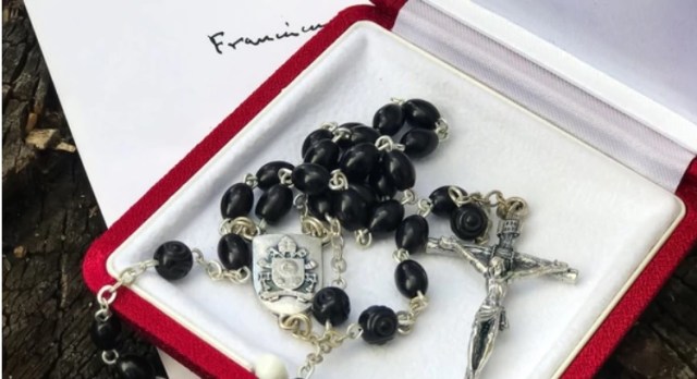 El presunto rosario que recibió Lula da Silva por parte del Papa Francisco | Foto: infobae