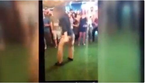 Agente del FBI bailando en un bar de Denver. Foto: Captura de pantalla