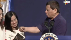 El presidente filipino forzó a una joven a darle un beso en la boca durante un acto público (Video)