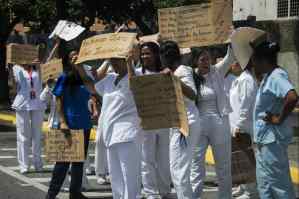 Enfermeros de la Clínica Popular El Paraíso continúan la protesta este jueves #28Jun (fotos)