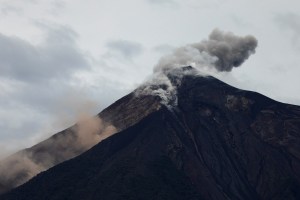 Unas 10 comunidades incomunicadas por descenso de sedimentos en Volcán de Fuego
