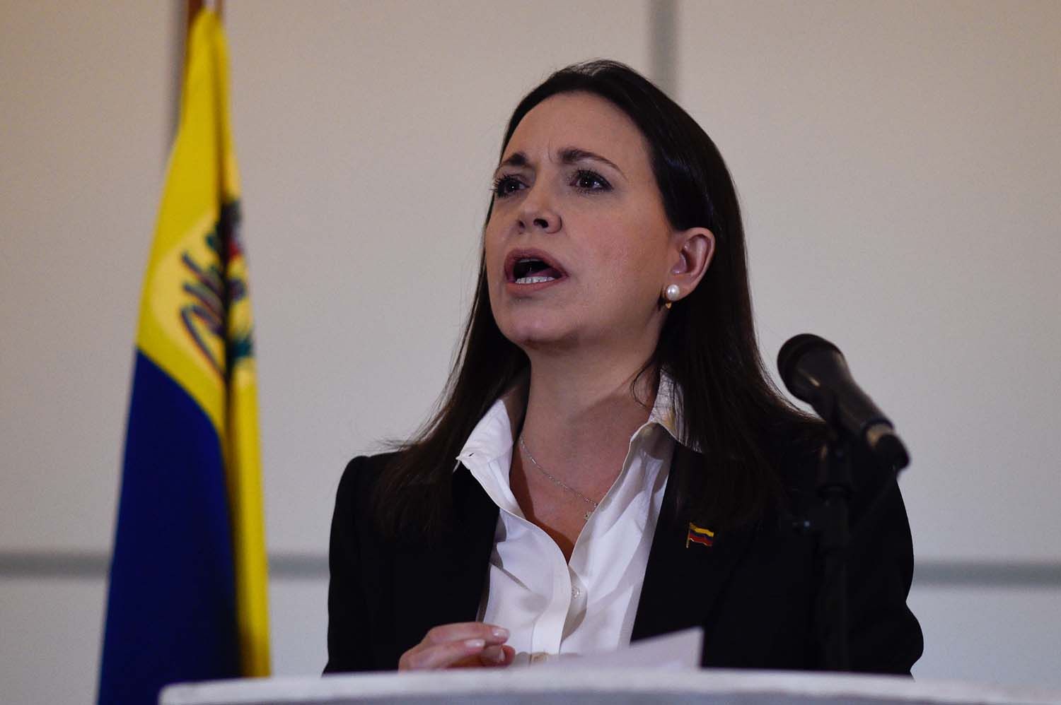María Corina: Hay políticos venezolanos haciendo plata y no están vestidos de rojo (Video)
