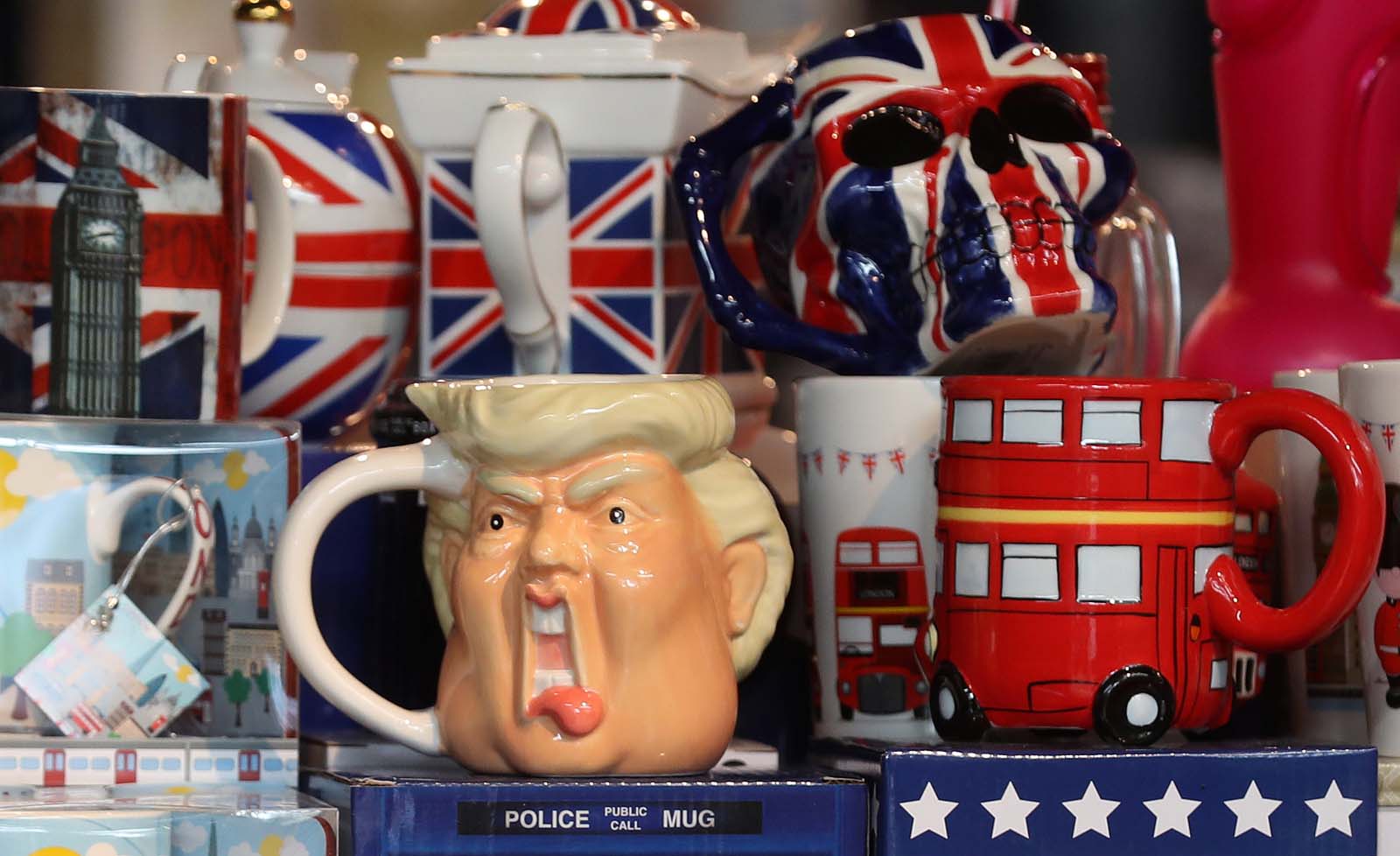 Comercio y té con la reina para Trump en su visita a un Reino Unido revuelto