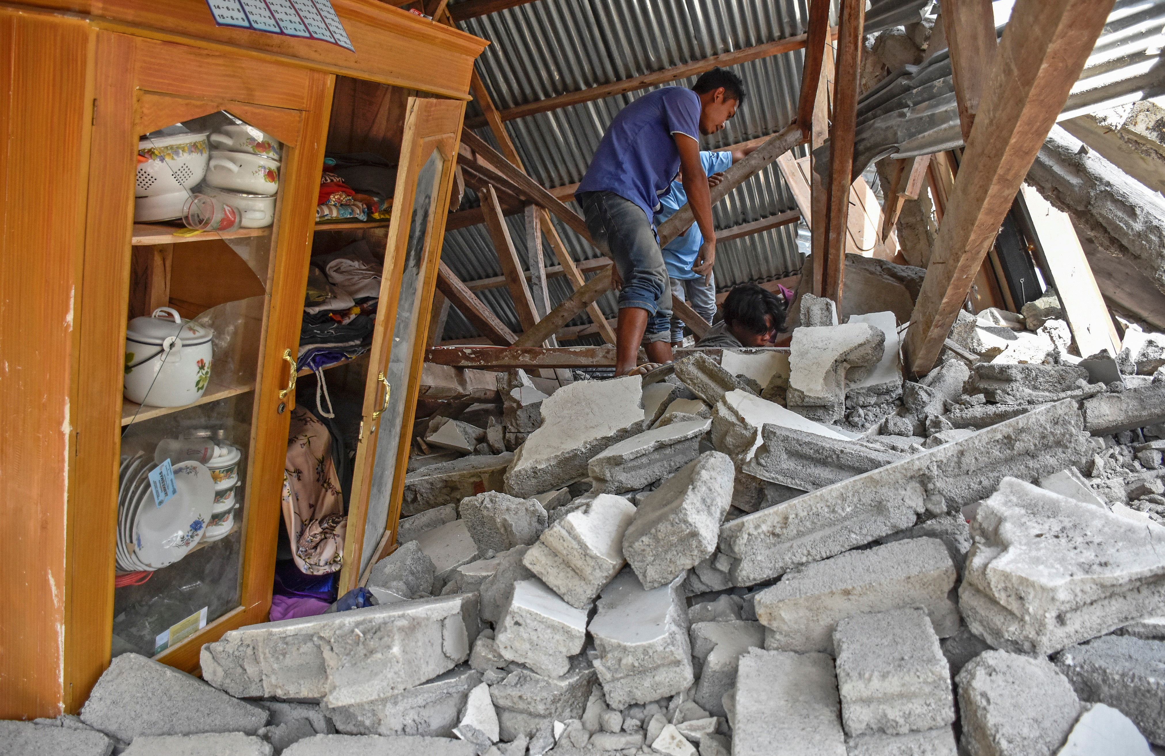 Terremoto deja 14 muertos y cientos de heridos en turística isla de Indonesia
