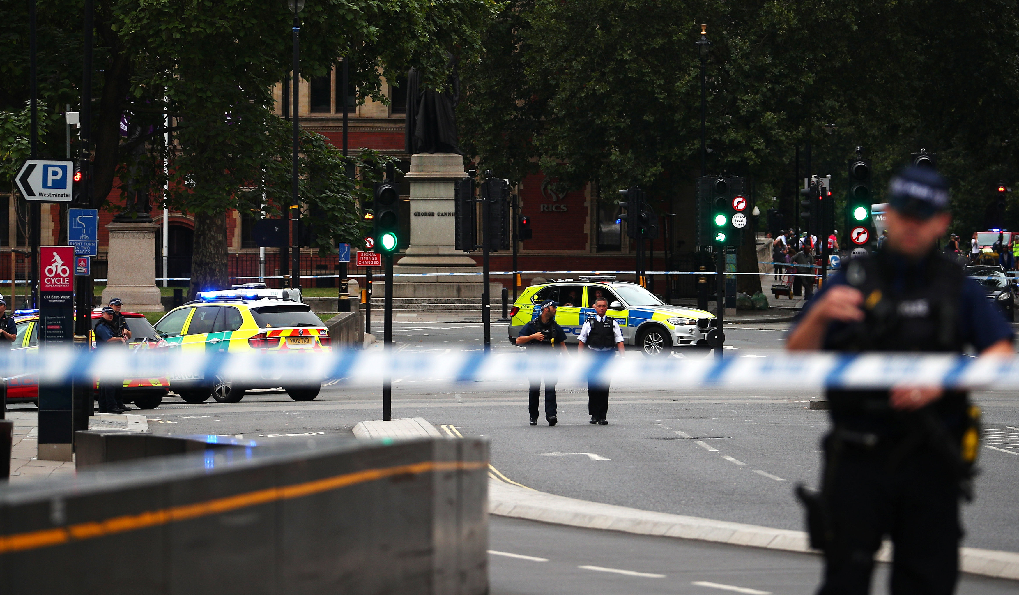 Terrorismo en Londres: Varios heridos al estrellarse un automóvil contra el Parlamento (Fotos)