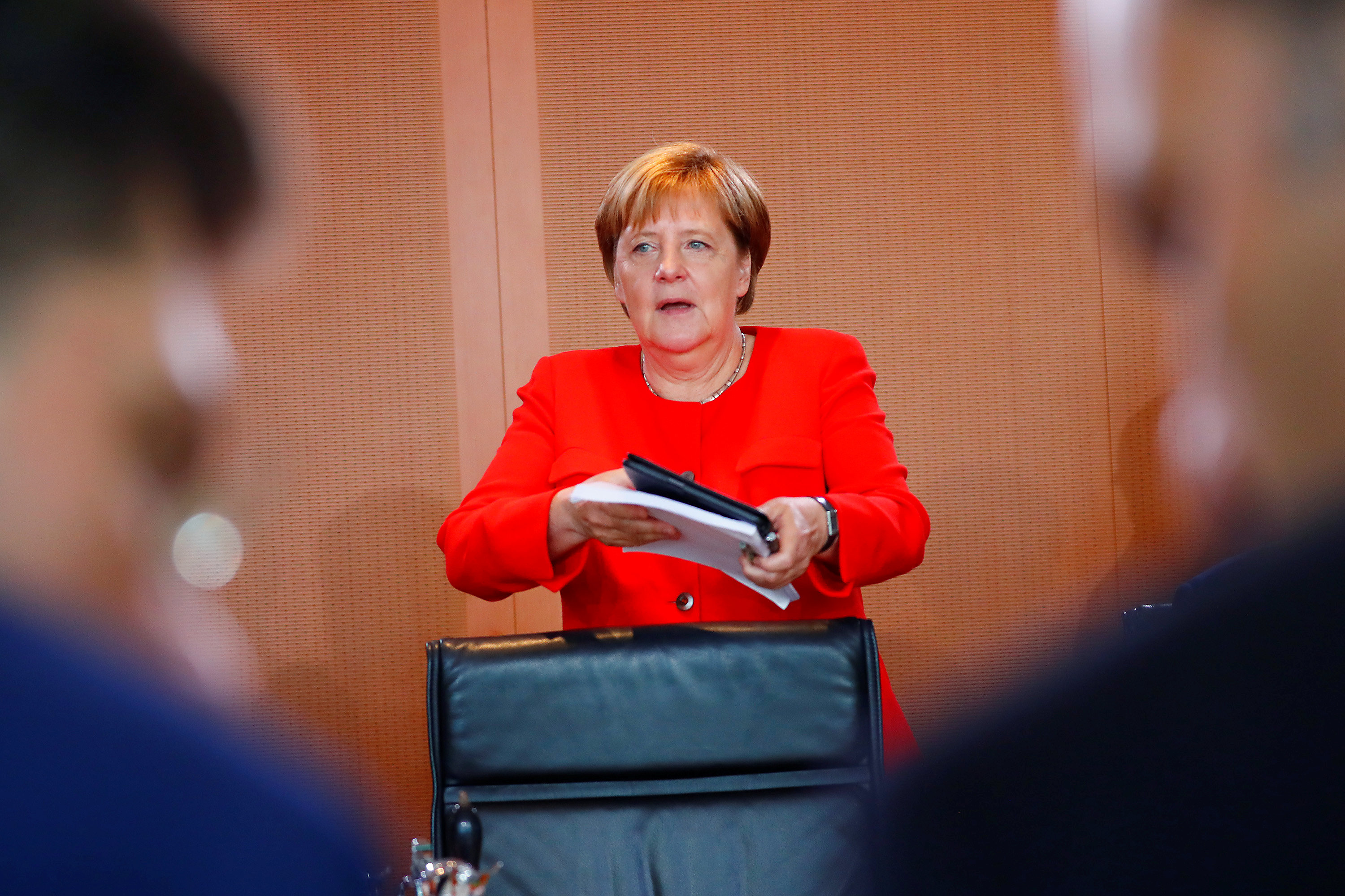Según sondeo, más de la mitad de los alemanes están descontentos con gestión de Merkel