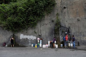 Vecinos de San José de Cotiza denuncian que tienen un mes sin agua