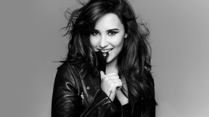 Captan a Demi Lovato besandóse con este diseñador (FOTOS)