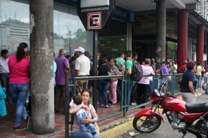 Tachirenses abarrotaron los bancos en busca de efectivo