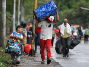 El oscuro negocio detrás de la desesperación de los venezolanos: miles de dólares por un pasaporte