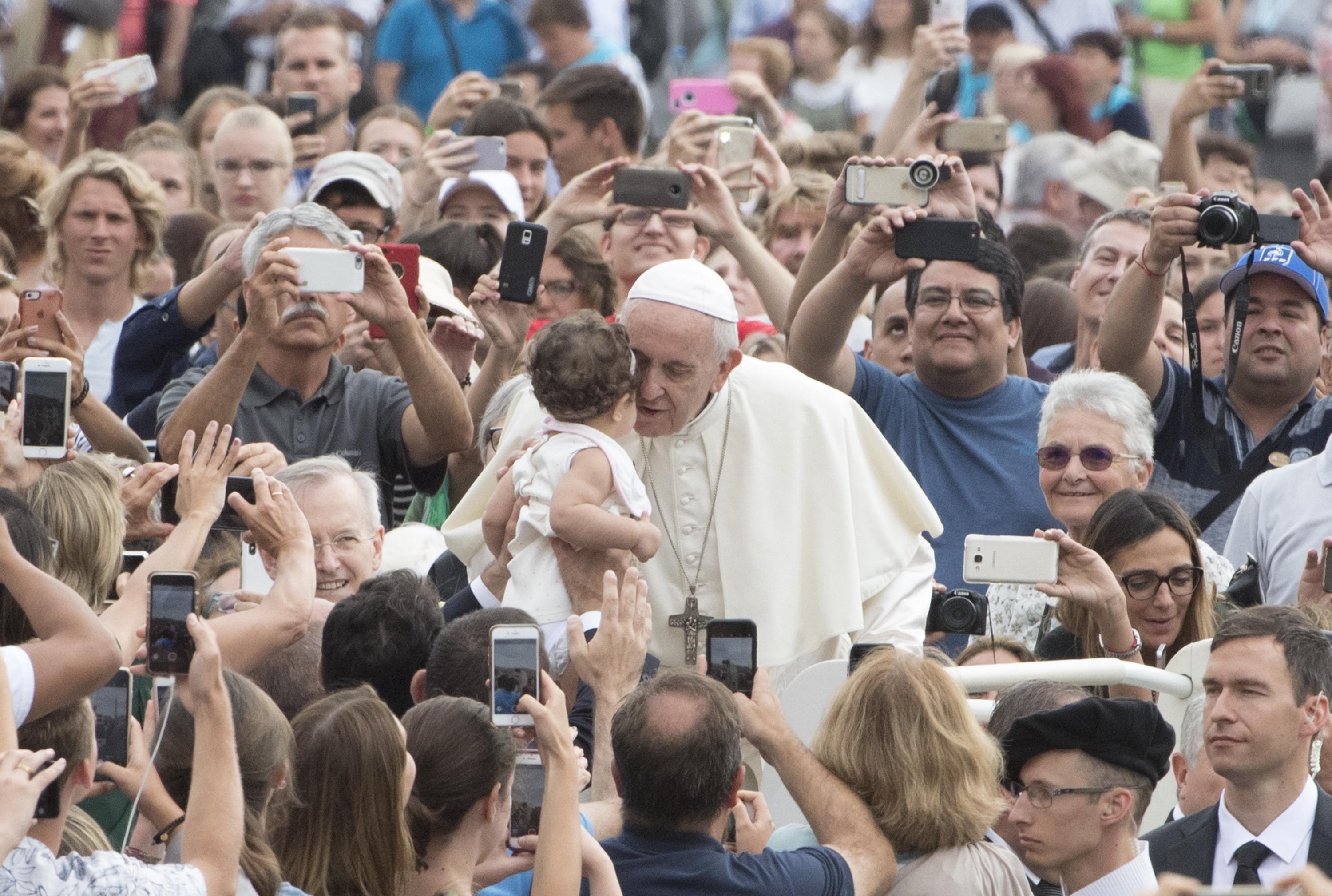 Papa Francisco pide que nunca se insulte a los padres
