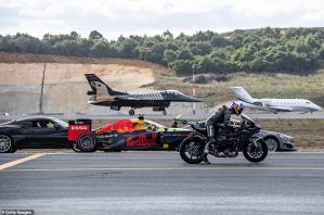 ¿Quién ganó?… pusieron a picar una moto, un F1, un jet comercial y un avión caza (FOTOS + VIDEO)