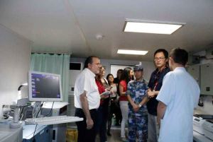 Defensor del Pueblo supervisa el buque chino… ¿y los hospitales pa’ cuando? (Fotos)