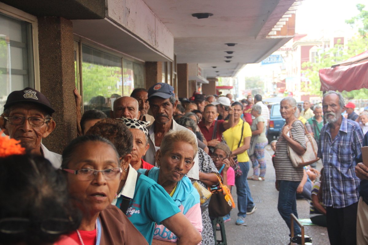 Las humillantes colas que hicieron los pensionados en Maracaibo a las puertas de los bancos (Video)