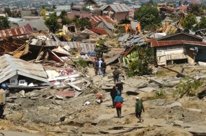 Entierros masivos en Indonesia tras sismo y tsunami