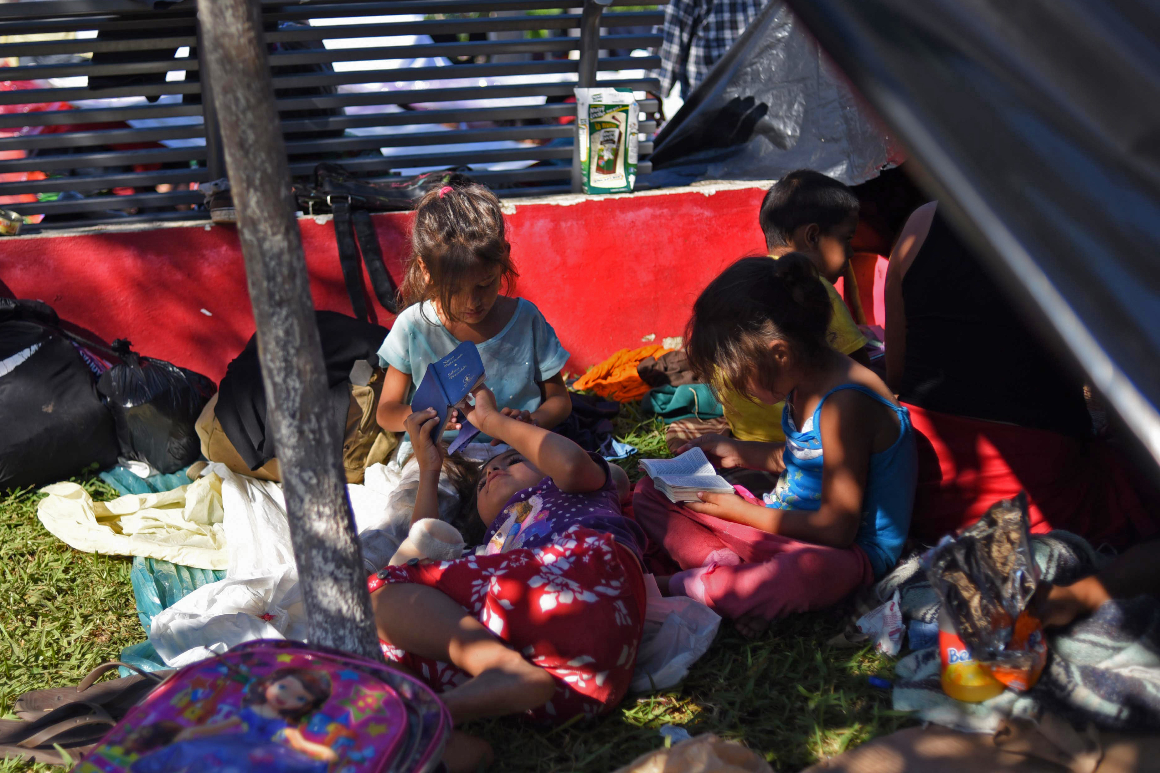 En medio de los peligros, niños de caravana de hondureños juegan a que ya están en EEUU