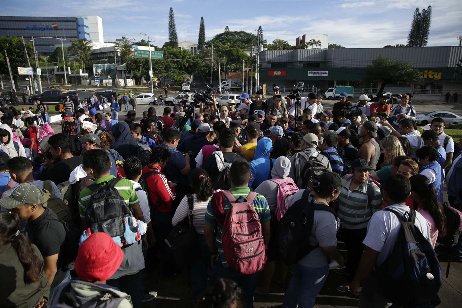 Una segunda caravana de salvadoreños migrantes sale con rumbo a EEUU