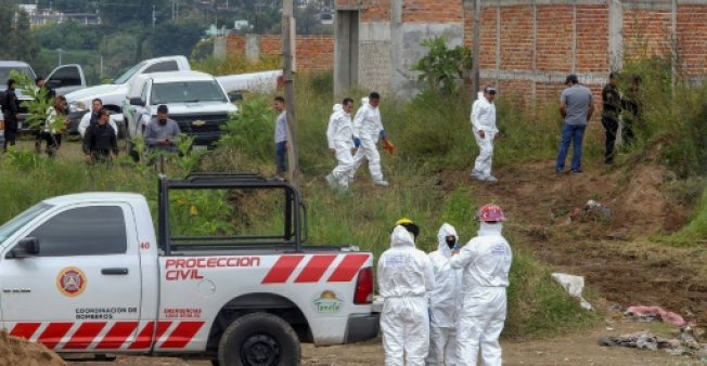 Exhuman 16 cuerpos de una fosa clandestina en el oeste de México