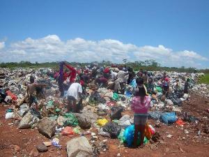 Dolorosas imágenes: Indígenas venezolanos sobreviven comiendo de la basura en vertedero fronterizo (Fotos y videos)