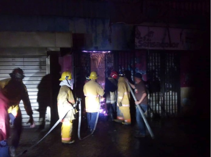 Incendio en local del centro de San Cristóbal deja daños materiales, según Protección Civil (Fotos y video)
