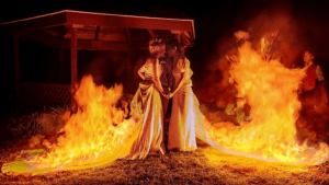 Novias en llamas: Querían una foto de bodas con más adrenalina y prendieron fuego sus vestidos