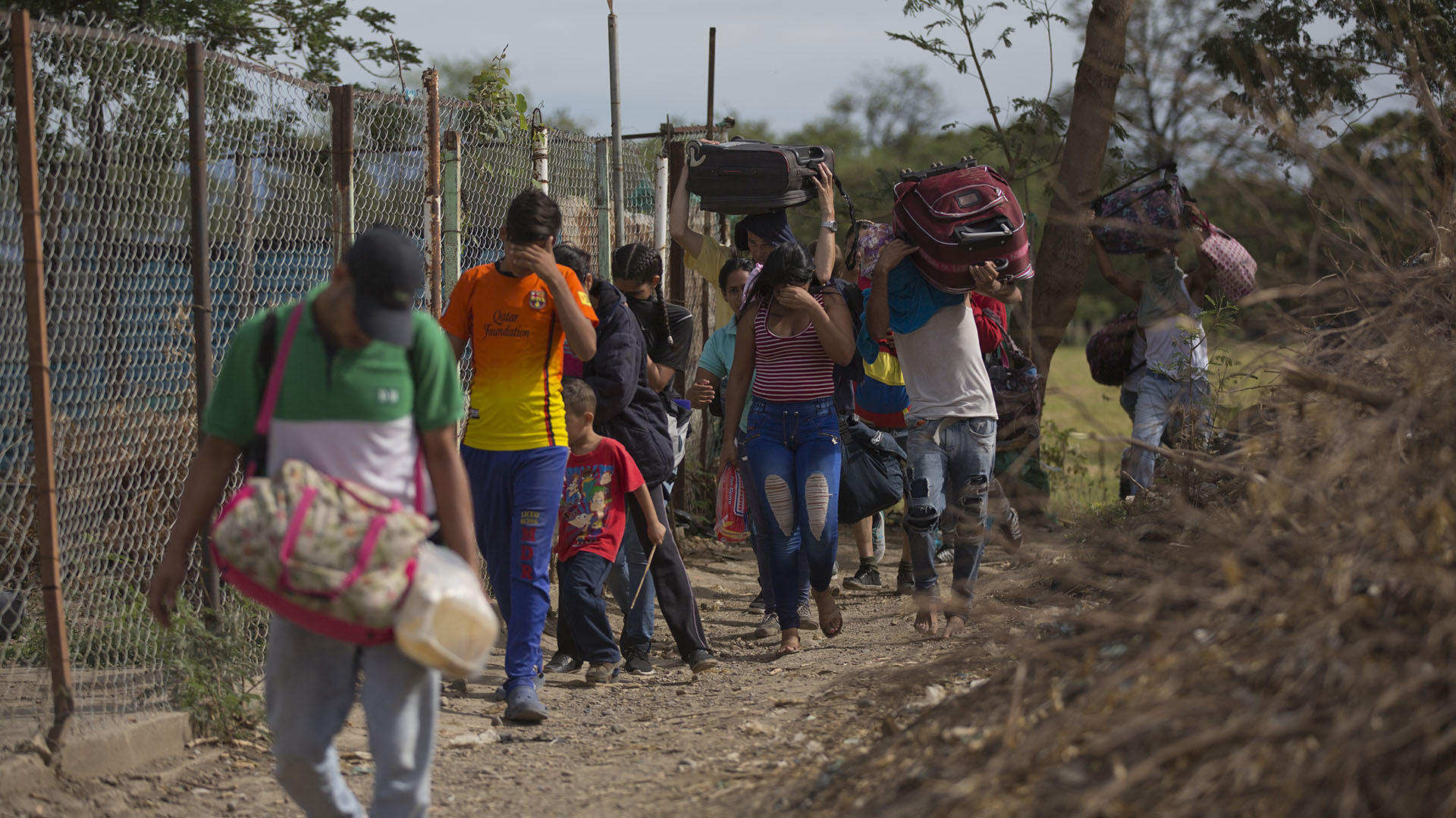 En fotos: La desesperada huida a pie de miles de venezolanos que escapan del gobierno de Nicolás Maduro