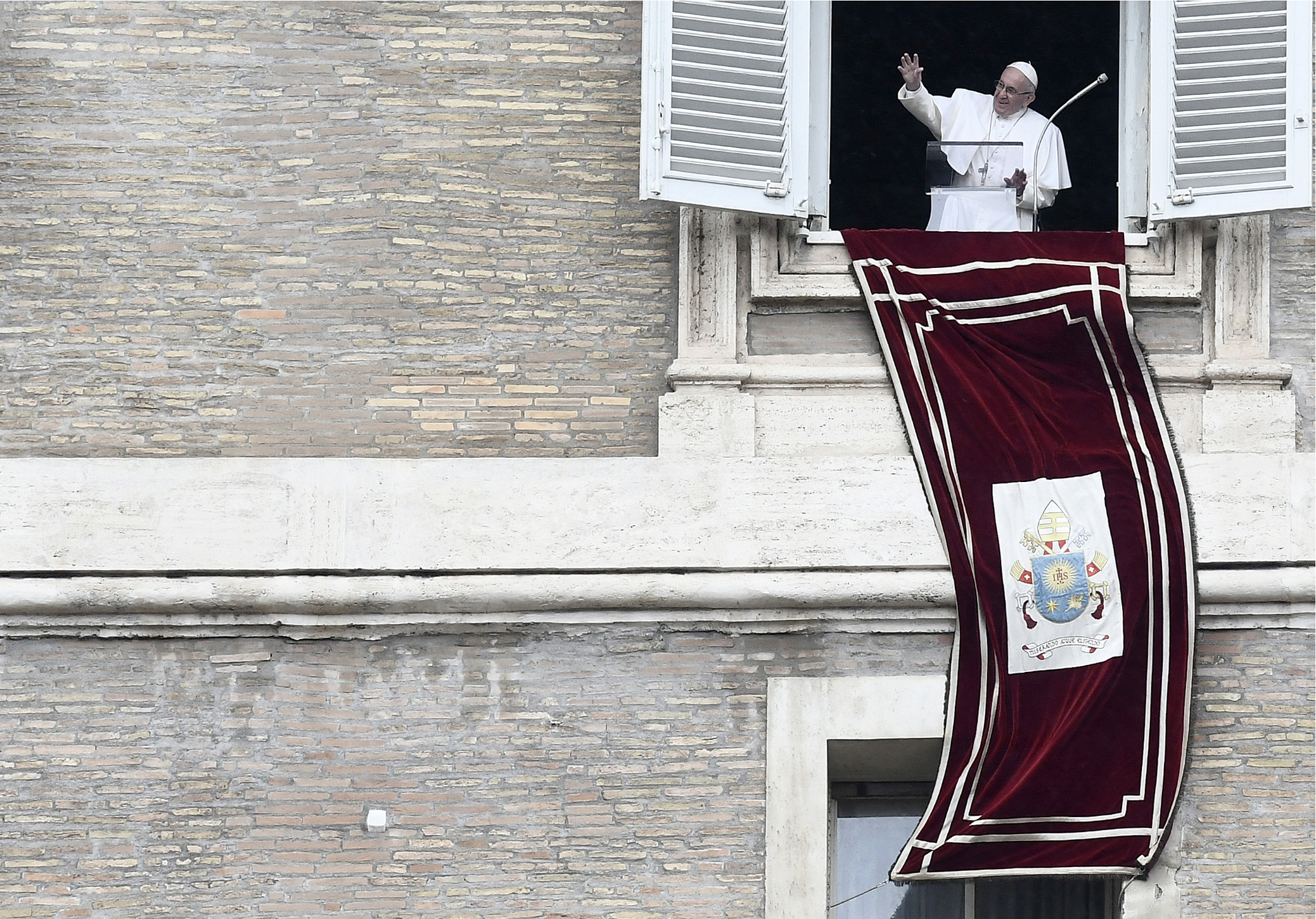 El Papa saluda a venezolanos que acudieron al Vaticano con imagen de la Chiquinquirá