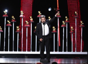 Juan Carlos Luces ganó “Mejor Canción Tropical” y se lo dedicó a Venezuela (video)