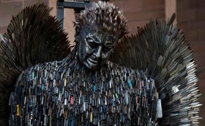 EN FOTOS: La escultura de un ángel hecha de cuchillos confiscados