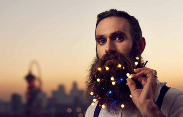 La última moda: Ponerse luces de Navidad en la barba (fotos)