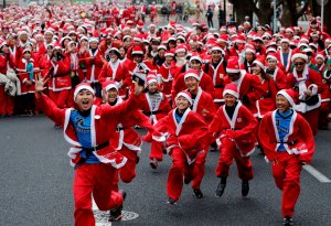 EN IMÁGENES: Más de 2 mil personas corrieron por las calles de Tokio vestidos de Santa Claus