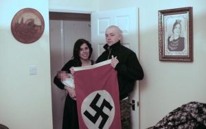 Detenida una pareja que bautizó a su hijo Adolf en honor a Hitler por vínculos al terrorismo 