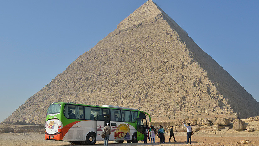 Explosión en un bus turístico cerca de las pirámides de Egipto deja muertos y heridos