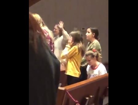 EN VIDEO: La niña que bailó La Macarena en misa