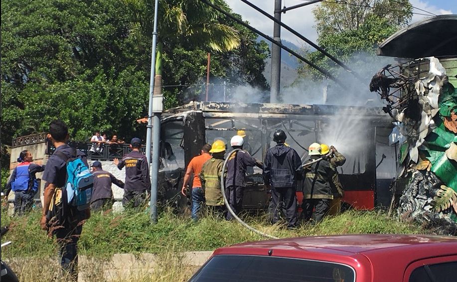 Reportan incendio de un trolebús en la estación Museo de Ciencias en Mérida (Fotos)